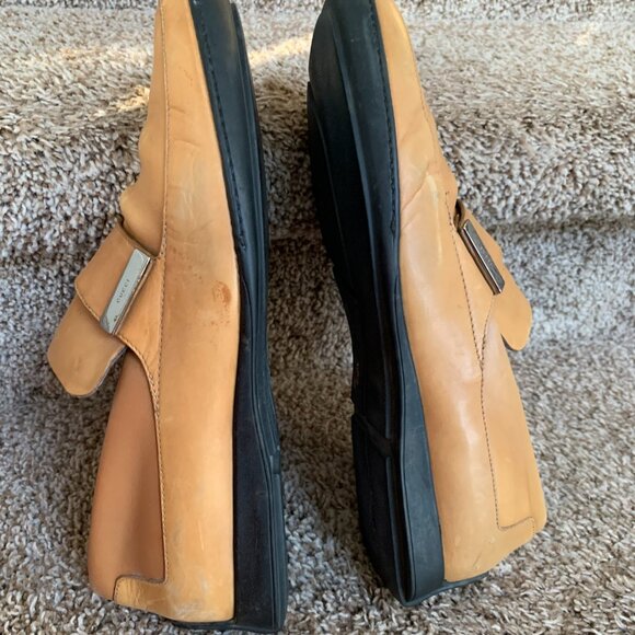 Gucci Men\'s Tan Leather Loafers . Size 8.5 D. In good condition with signs of us main image 8